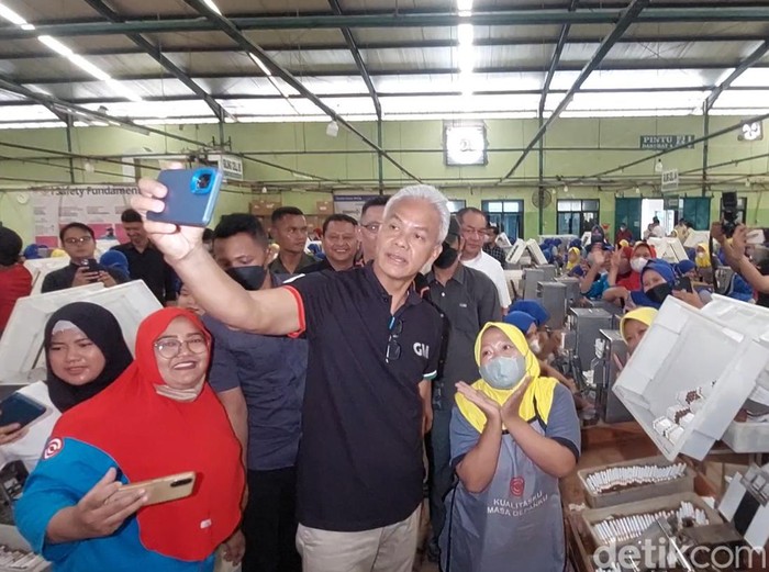 Capres nomor urut 3, Ganjar Pranowo menemui para buruh rokok di PT Sari Tembakau Harum, Kabupaten Kendal, Jawa Tengah, Rabu (17/1/2024).