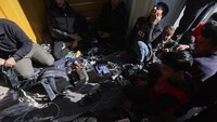 Tampak kabel listrik saling dipararelkan agar bisa menampung semua perangkat.
