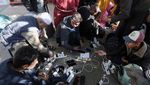 Cara Warga Gaza Mengisi Daya HP di Tengah Perang