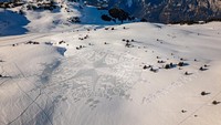 Ini dia penampakan karya seni yang mirip crop circle di dataran tinggi Davos, Swiss. Foto ini diterima Reuters pada 15 Januari 2024 lalu.