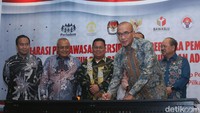 Acara ini juga dihadiri oleh Ketua KPU RI Hasyim Asyari, Ketua Bawaslu RI Rahmat Bagja, dan perwakilan dari Kementerian dan Perludem.