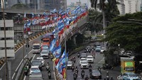 Ribuan bendera parpol terpasang di setiap sudut kota Jakarta saat masa kampanye Pemilu 2024 ini.  