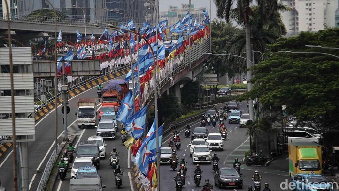 Dipasang Sembarangan, Bendera Parpol Rusak Estetika Kota Bendera Parpol bertebaran di sejumlah titik di Jakarta saat masa kampanye Pemilu 2024 ini. Pemasangan bendera yang sembarangan dapat merusak estetika kota.