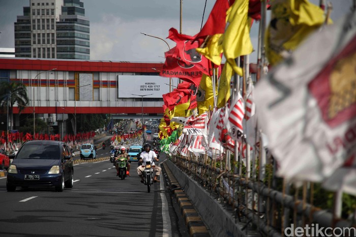 Bendera Parpol bertebaran di sejumlah titik di Jakarta saat masa kampanye Pemilu 2024 ini. Pemasangan bendera yang sembarangan dapat merusak estetika kota.