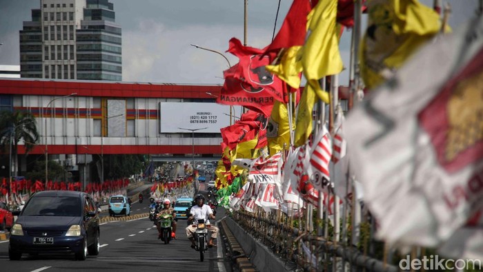 Bendera Parpol bertebaran di sejumlah titik di Jakarta saat masa kampanye Pemilu 2024 ini. Pemasangan bendera yang sembarangan dapat merusak estetika kota.