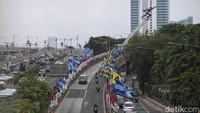 Pemasangan yang tidak tertib membuat keberadaan bendera parpol ini dapat merusak estetika kota.  