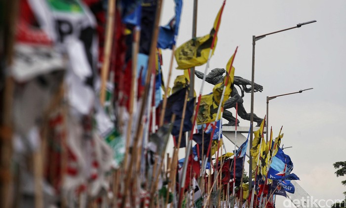 Bendera Parpol bertebaran di sejumlah titik di Jakarta saat masa kampanye Pemilu 2024 ini. Pemasangan bendera yang sembarangan dapat merusak estetika kota.