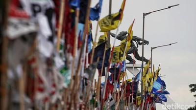 Dipasang Sembarangan, Bendera Parpol Rusak Estetika Kota