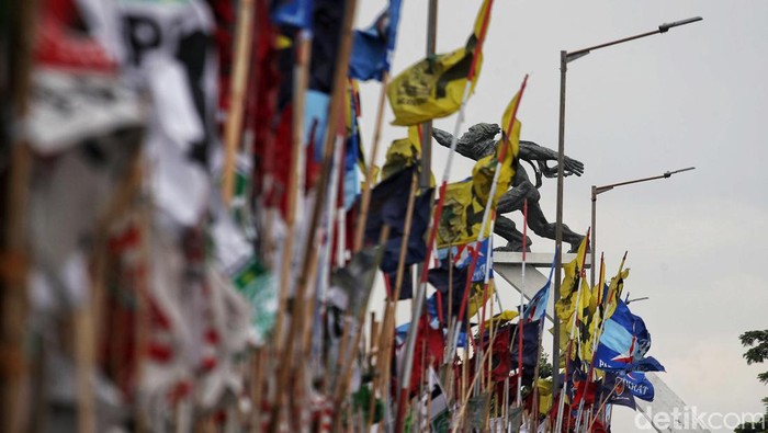 Bendera Parpol bertebaran di sejumlah titik di Jakarta saat masa kampanye Pemilu 2024 ini. Pemasangan bendera yang sembarangan dapat merusak estetika kota.
