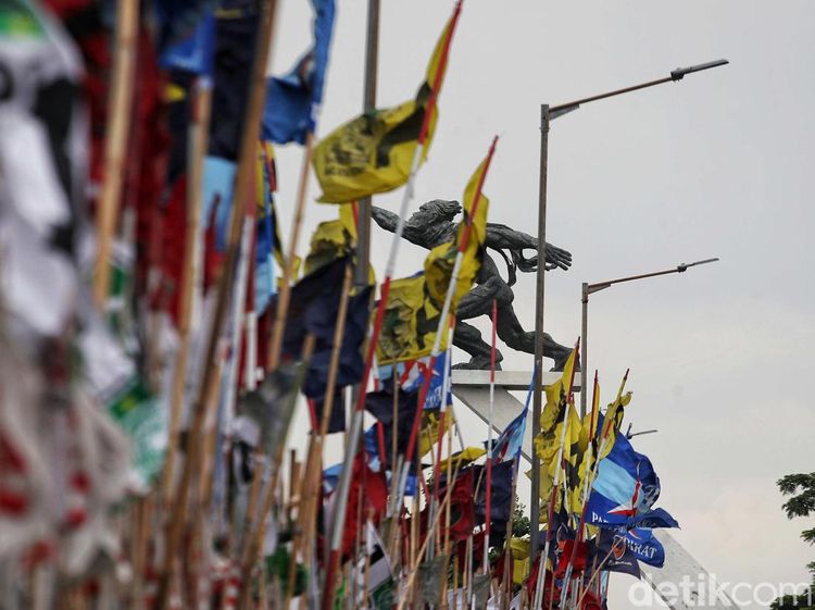 Dipasang Sembarangan, Bendera Parpol Rusak Estetika Kota