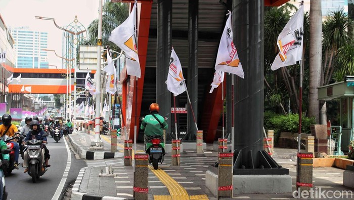Dipasang Sembarangan, Bendera Parpol Rusak Estetika Kota Bendera Parpol bertebaran di sejumlah titik di Jakarta saat masa kampanye Pemilu 2024 ini. Pemasangan bendera yang sembarangan dapat merusak estetika kota.