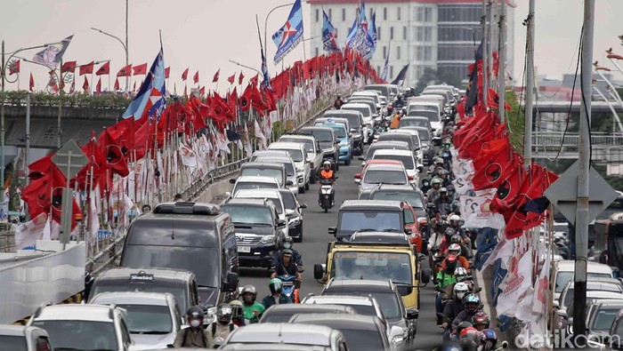 Dipasang Sembarangan, Bendera Parpol Rusak Estetika Kota Bendera Parpol bertebaran di sejumlah titik di Jakarta saat masa kampanye Pemilu 2024 ini. Pemasangan bendera yang sembarangan dapat merusak estetika kota.