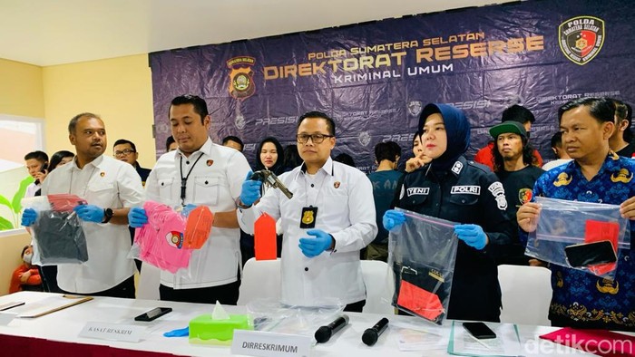 Dirreskrimum Polda Sumsel pimpin rilis ungkap kasus duel 2 gadis di TPU Palembang.