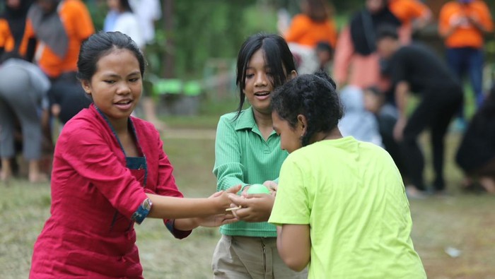Donasi untuk SOS Childrenβs Villages Chief Human Resources & Marketing Officer FWD Insurance Rudy Manik menyerahkan donasi berupa alat olahraga kepada SOS Childrenβs Villages yang diterima oleh Sumardi - Village Director SOS Children's Village Jakarta dan Novi Tanjung - Deputy Director Fund Development and Communication SOS Children's Villages di Indonesia. Donasi ini merupakan rangkaian program FWD LiveLife Step It Up Challenge yang digalang dari karyawan FWD Insurance yang berpartisipasi menyelesaikan tantangan melangkah dengan total 100 juta langkah. Tantangan ini ditujukan untuk mendorong karyawan untuk aktif berolahraga dan berkontribusi dalam kegiatan sosial.