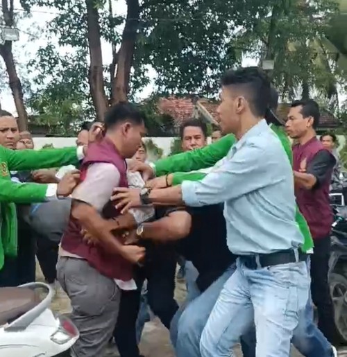 Tangkapan layar dosen pukul mahasiswa di UMB.