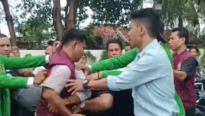 Tangkapan layar dosen pukul mahasiswa di UMB.