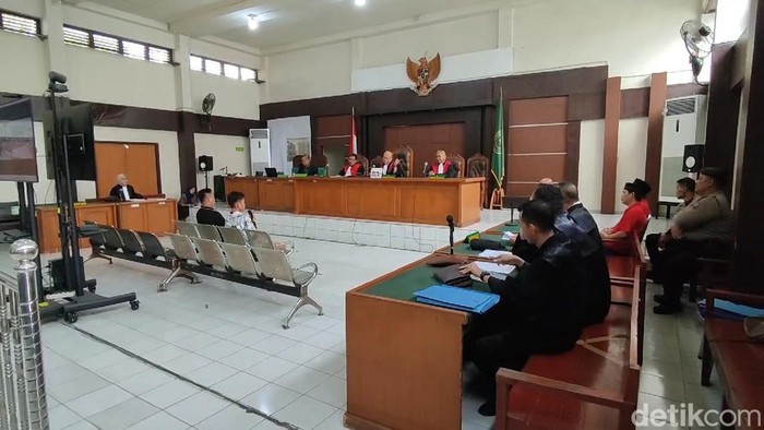 Dua saksi terdakwa kasus pembunuhan adik Bupati Muratara ditolak majelis hakim.