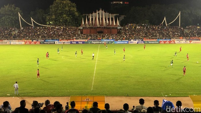 Foto: Pertadingan Semen Padang FC Vs PSMS Medan. (M. Afdal Afrianto).