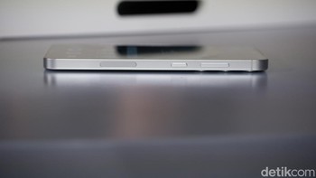 Koneksi yang diberikan 5G, WiFi 6E, Bluetooth 5.3 dan NFC. Perangkat dijamin tahan debu dan air karena sudah mengantongi sertifikat IP68. Foto: Adi Fida Rahman/detikINET
