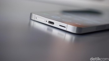 Galaxy S24 kini punya baterai 4.000 mAh dari sebelumnya 3.900 mAh. Sementara di Galaxy S24 Plus tersemat baterai 4.900 mAh, meningkat dari 4.700 mAh di S23 Plus. Foto: Adi Fida Rahman/detikINET