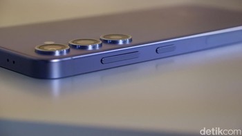 Kedua HP ini disokong chipset Exynos 2400 yang dikenalkan Samsung pada Oktober 2023. Kinerja Exynos 2400 tidak kalah unggul dari Snapdragon 8 Gen 3 yang dipakai Galaxy S23 Ultra khususnya dalam hal memprosesan AI. Agar tetap adem dipasang vapor chamber yang ukurannya lebih luas dari sebelumnya. Foto: Adi Fida Rahman/detikINET