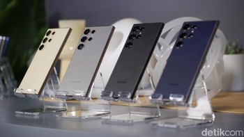 Sementara dua di kiri adalah Titanium Gray dan Titanium Violet. Foto: Adi Fida Rahman/detikINET