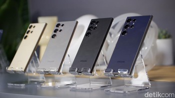 Dua di kanan warna Titanium Black dan Titanium Violet. Foto: Adi Fida Rahman/detikINET