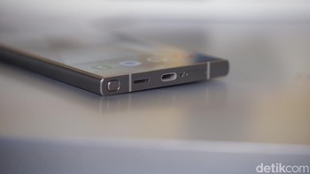 Sisi bawah Galaxy S24 Ultra. Foto: Adi Fida Rahman/detikINET