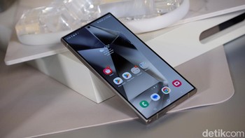 Layarnya turut dilindungi Corning Gorilla Armor yang diklaim lebih tahan 4 kali dan mengurangi refleksi hingga 75%. Foto: Adi Fida Rahman/detikINET