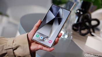 Ukuran layar Galaxy S24 Ultra masih 6,8 inch resolusi QHD+, menggunakan panel Dynamic AMOLED dengan refresh rate 1-120 Hz dan mendukung Vision Booster. Peningkatan yang diberikan meliputi tingkat kecerahan yang kini mencapai 2.600 nit dari sebelumnya 1.750 nits. Foto: Adi Fida Rahman/detikINET
