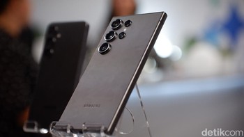 Galaxy S24 Ultra diperkuat empat kamera di belakang. Kamera utamanya berukuran 200 MP dilengkapi OIS, bersanding ultra-wide 12 MP, kamera telephoto periskop 50 MP dengan kemampuan zoom 5x, dan kamera telephoto 10 MP dengan zoom 3x. Sementara kamera depan 12 MP. Foto: Adi Fida Rahman/detikINET
