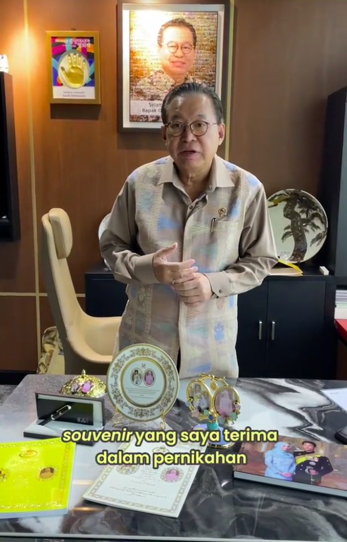 Gandi Sulis unboxing suvenir Pernikahan Pangeran Mateen