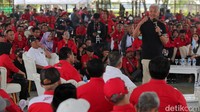 Ganjar meminta pendukung untuk solid dan mensosialisasikan program kepada masyarakat dengan baik seperti satu desa satu fasilitas kesehatan dan satu keluarga miskin satu sarjana serta apabila ada intimidasi lakukan perlawanan dengan santun.