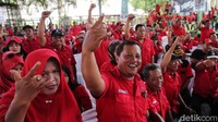 Para pendukung yang memerahkan lokasi kampanye juga kompak melakukan salam tiga jari.