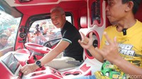 Ia terlihat sangat semringah saat duduk di kursi truk.