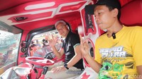 Di depan kamera, Ganjar lalu berpose metal.