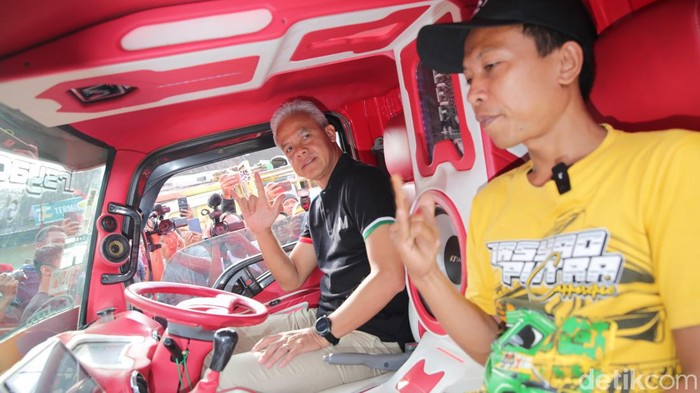 Ganjar Serap Aspirasi Para Sopir Truk di Batang Ganjar Serap Aspirasi Para Sopir Truk di Batang