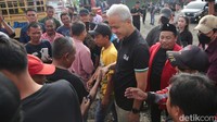 Calon Presiden nomor urut 3 Ganjar Pranowo saat menemui para sopir truk di Limpung, Batang Jawa Tengah, Rabu (17/1/2024).