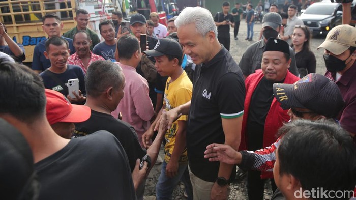 Ganjar Serap Aspirasi Para Sopir Truk di Batang Ganjar Serap Aspirasi Para Sopir Truk di Batang