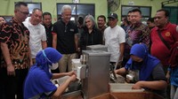 Ganjar berkeliling di dalam pabrik tembakau tersebut.  