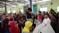 Saat mulai masuk ke dalam pintu pabrik, suara teriakkan dari karyawan yang didominasi wanita ini langsung menggema di udara. Sontak para karyawan pabrik langsung menjulurkan tangan hendak bersalaman dengan capres berambut putih itu.  