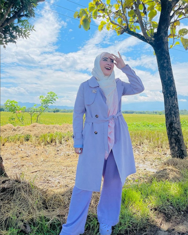 April Jasmine mulai populer sejak membintangi sinetron berjudul Pesantren & RockN Roll pada 2011. April juga mempunyai bisnis busana muslim @apriljasminebutik_official dan kerap berjualan lewat siaran langsung melalui akun media sosialnya. Dalam berbagai kegiatan, April selalu memakai hijab syari panjang dengan warna yang colorful. Foto: Dok. Instagram @apriljasmine85.