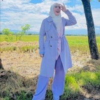 April Jasmine mulai populer sejak membintangi sinetron berjudul Pesantren & RockN Roll pada 2011. April juga mempunyai bisnis busana muslim @apriljasminebutik_official dan kerap berjualan lewat siaran langsung melalui akun media sosialnya. Dalam berbagai kegiatan, April selalu memakai hijab syari panjang dengan warna yang colorful. Foto: Dok. Instagram @apriljasmine85.