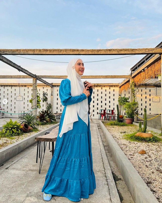 Ustaz Solmed dan April Jasmine menempati rumah barunya yang berada di kawasan Bogor, Jawa Barat. Rumah tersebut dibangun di atas tanah seluas 4.000 m2 dan disebut amat mewah karena punya fasilitas yang tak dimiliki oleh rumah-rumah kebanyakan. Foto: Dok. Instagram @apriljasmine85.