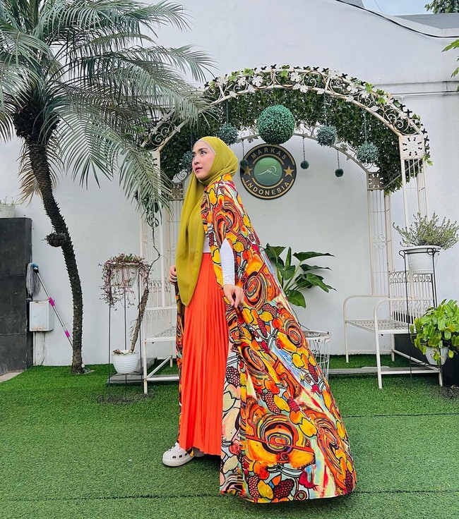 Memamerkan rumahnya, membuat Ustaz Solmed jadi buah bibir. Dia dituding ria dan pamer kekayaan. Untuk yang satu itu, pemuka agama tersebut punya jawabannya sendiri. Kehidupan ini nggak akan pernah hilang dari sesuatu yang positif dan negatif. Nggak usah saya yang banyak kurang, sekelas Nabi Muhammad yang sangat spesial dipuji oleh Allah Yang Maha Mulia dan Suci. Hari ini (masih ada) banyak yang tidak suka, bahkan dari zaman Nabi masih hidup yang tidak suka, yang tidak senang banyak, kata Ustaz Solmed saat mengisi Pagi Pagi Ambyar di studio Transmedia, Jakarta Selatan, awal pekan ini. Foto: Dok. Instagram @apriljasmine85.