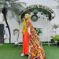 Memamerkan rumahnya, membuat Ustaz Solmed jadi buah bibir. Dia dituding ria dan pamer kekayaan. Untuk yang satu itu, pemuka agama tersebut punya jawabannya sendiri. Kehidupan ini nggak akan pernah hilang dari sesuatu yang positif dan negatif. Nggak usah saya yang banyak kurang, sekelas Nabi Muhammad yang sangat spesial dipuji oleh Allah Yang Maha Mulia dan Suci. Hari ini (masih ada) banyak yang tidak suka, bahkan dari zaman Nabi masih hidup yang tidak suka, yang tidak senang banyak, kata Ustaz Solmed saat mengisi Pagi Pagi Ambyar di studio Transmedia, Jakarta Selatan, awal pekan ini. Foto: Dok. Instagram @apriljasmine85.