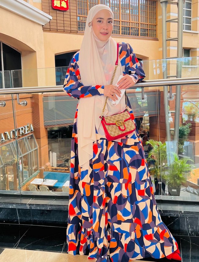 Semenjak kabar rumah barunya jadi sorotan, gaya hijab April Jasmine ikut jadi atensi. Ibu dari tiga orang anak ini kerap mengunggah berbagai kegiatan dan foto OOTD melalui akun Instagram miliknya @apriljasmine85. April sendiri mempunyai ciri khas gaya busana dan hijab syari dengan warna cerah. Foto: Dok. Instagram @apriljasmine85.