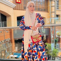 Semenjak kabar rumah barunya jadi sorotan, gaya hijab April Jasmine ikut jadi atensi. Ibu dari tiga orang anak ini kerap mengunggah berbagai kegiatan dan foto OOTD melalui akun Instagram miliknya @apriljasmine85. April sendiri mempunyai ciri khas gaya busana dan hijab syari dengan warna cerah. Foto: Dok. Instagram @apriljasmine85.