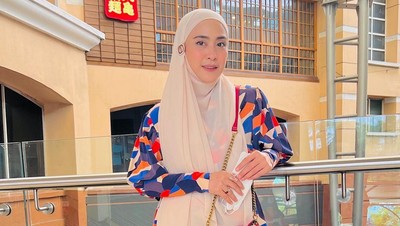 10 Gaya Hijab April Jasmine, Suaminya Ustaz Solmed Punya Rumah Puluhan Miliar