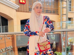10 Gaya Hijab April Jasmine, Suaminya Ustaz Solmed Punya Rumah Puluhan Miliar